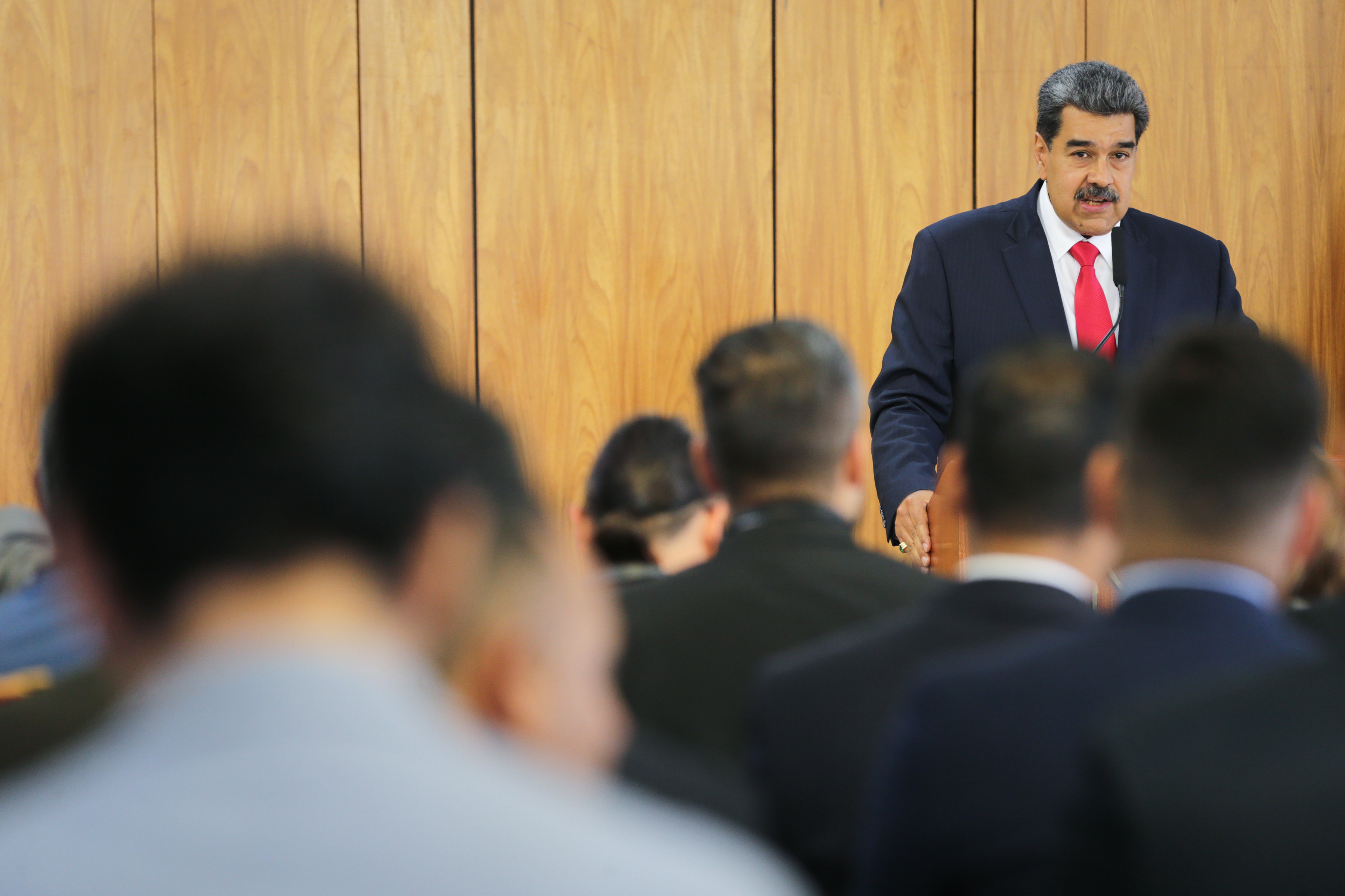 AME2682. BRASILIA (BRASIL), 29/05/2023.- El presidente de Venezuela, Nicolás Maduro, habla durante una rueda de prensa tras una reunión con su homólogo brasileño, Luiz Inácio Lula da Silva, hoy, en el Palacio do Planalto, en Brasilia (Brasil). El presidente venezolano, Nicolás Maduro, afirmó este lunes, junto al mandatario brasileño, Luiz Inácio Lula da Silva, que su país está listo para participar en la construcción de una nueva Suramérica "fraterna y solidaria". EFE/ André Coelho