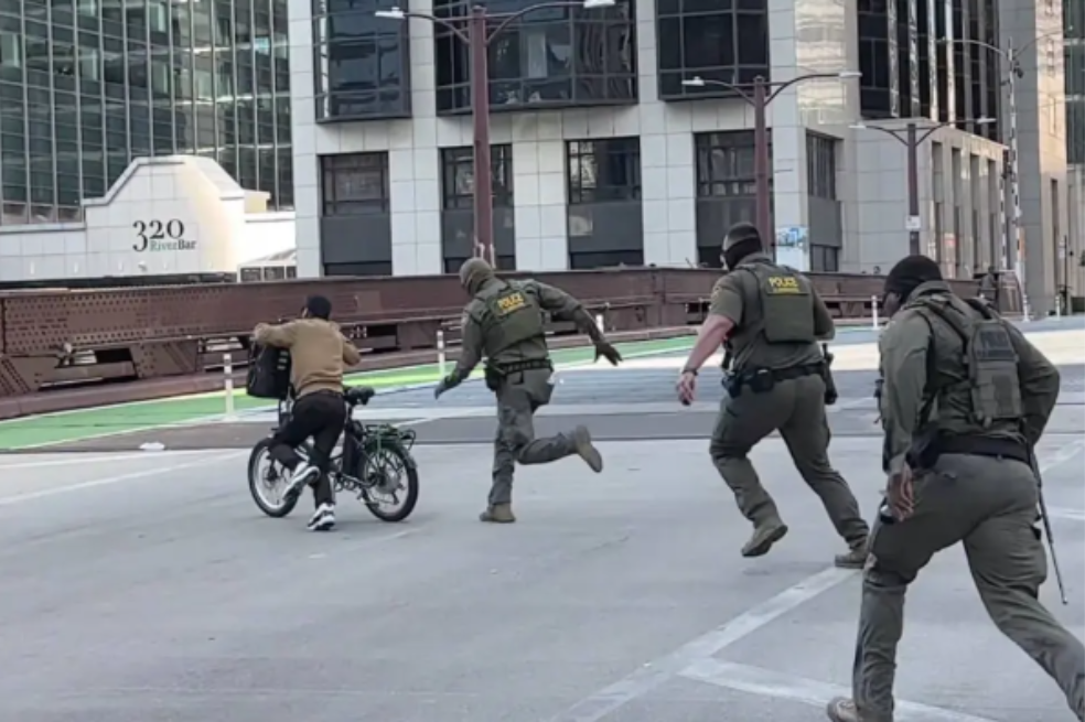 Repartidor indocumentado burla a agentes de ICE en Chicago: se escapó en bicicleta