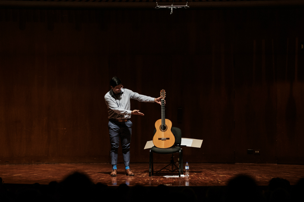 El guitarrista José Luis Gallo estrenó durante su presentación en la Sala de Concierto de la Biblioteca Luis Ángel Arango las obras “Quarive”, “Canción de cuna para Nito”, y “El jardín de las delicias”. / Gabriel Rojas © Banco de la República