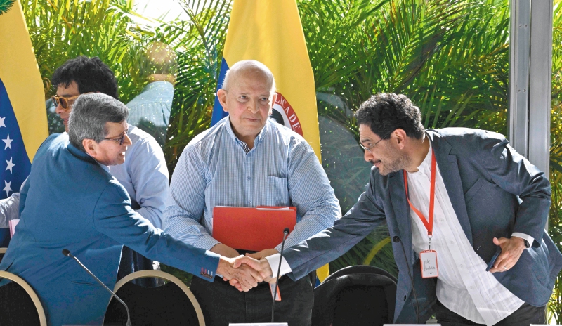 Iván Cepeda y Pablo Beltrán durante el cierre del primer ciclo de negociaciones entre el Gobierno y el ELN, en Caracas, en diciembre de 2022.