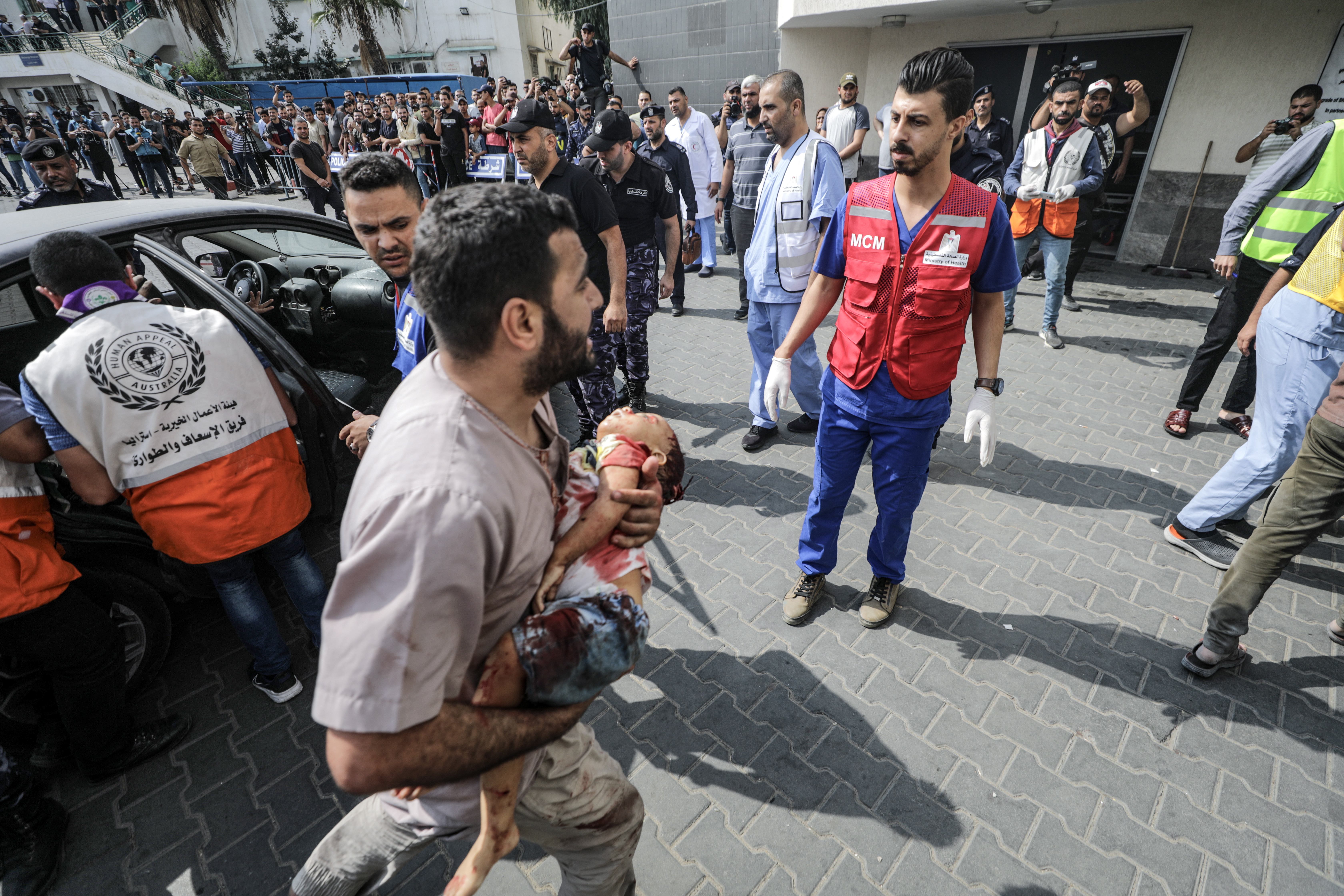Gaza (---), 09/10/2023.- A Palestinian carries the body of a child to Al-Shifa hospital after an Israeli air strike in Gaza City, 09 October 2023. The Israeli army announced on 09 October, it carried out over 500 strikes on targets across the Gaza Strip overnight. Palestinian officials said almost 500 people were killed and over 2,700 were injured after Israel launched retaliatory raids and air strikes. An unprecedented attack on southern Israel on 07 October claimed by the Islamist movement Hamas killed more than 700 Israelis and left over 2,150 injured, the Israeli army said. EFE/EPA/MOHAMMED SABER