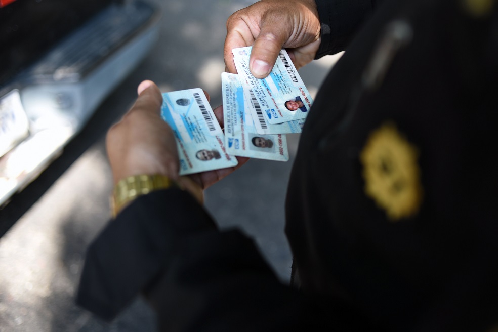 México otorga brazaletes humanitarios a caravana de migrantes centroamericanos