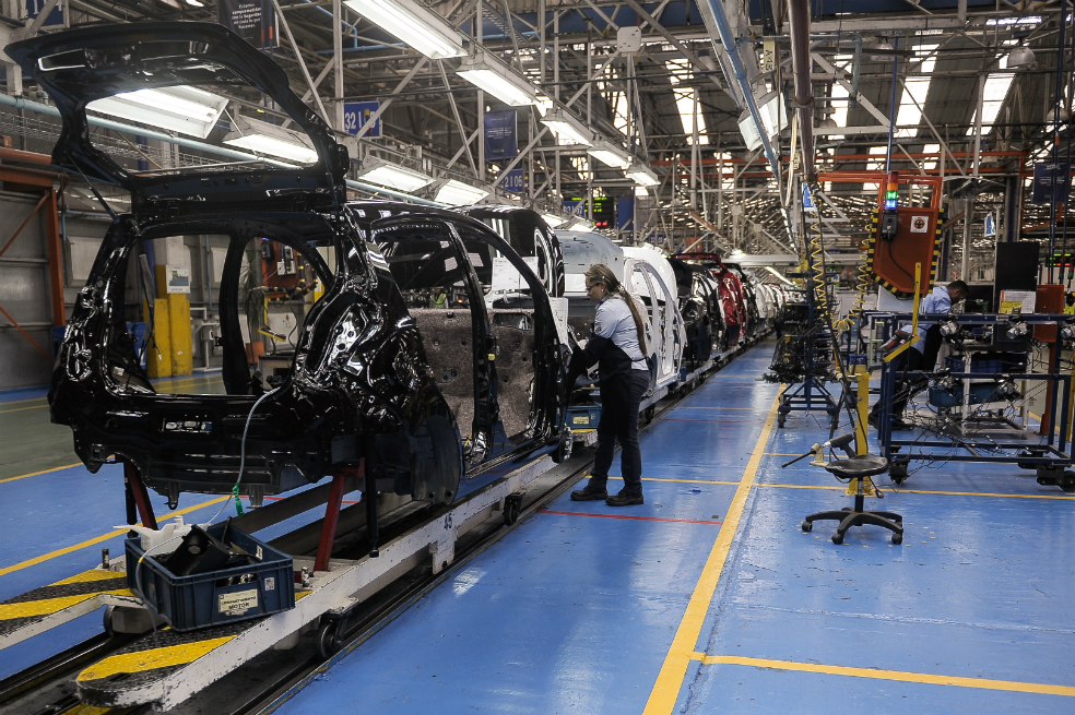 Instalaciones de la planta de fabricación de GM ColmotoresNatalia PedrazaEs como retornar la carne a la res. Hay esqueletos, latas de un carro sin alma, sin corazón, sin su motor, sin lucidez ni protección de la brisa que llegará cuando un hombre elija su destino desde adentro. Con ruedas pero inerte. Estático, mientras paulatinamente le son añadidas piezas a su estructura. Cada instalación es un paso a la vida, al movimiento autónomo, a un destino programado.