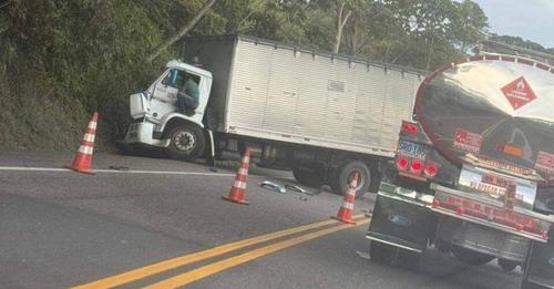 Tractomula arrolló a dos hombres que arreglaban un carro sobre la Ruta del Sol
