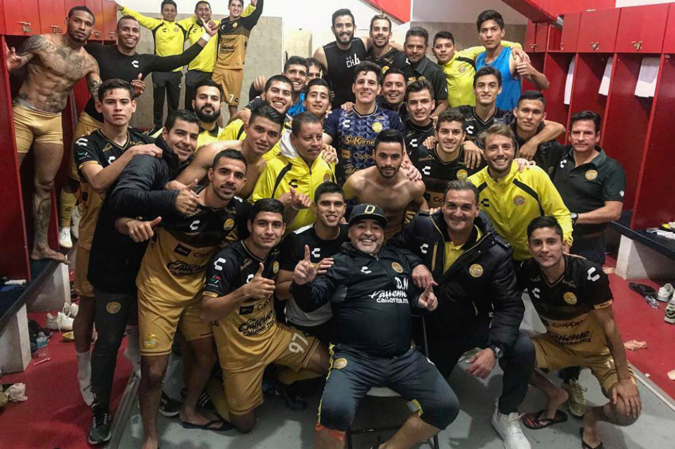Maradona festejó en muletas otro triunfo de su equipo Dorados de México
