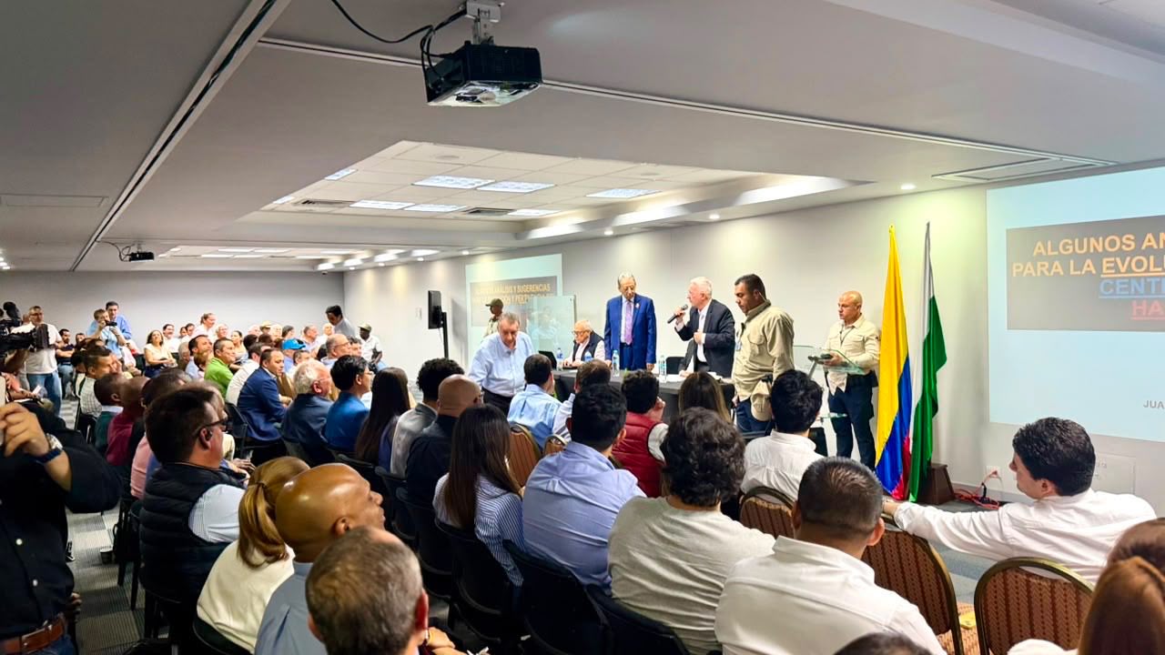 Reunión del Centro Democrático junto a su líder natural, Álvaro Uribe.