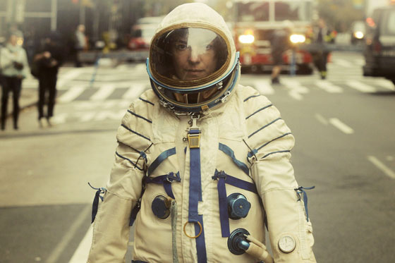 Artista española recorre NY vestida de astronauta