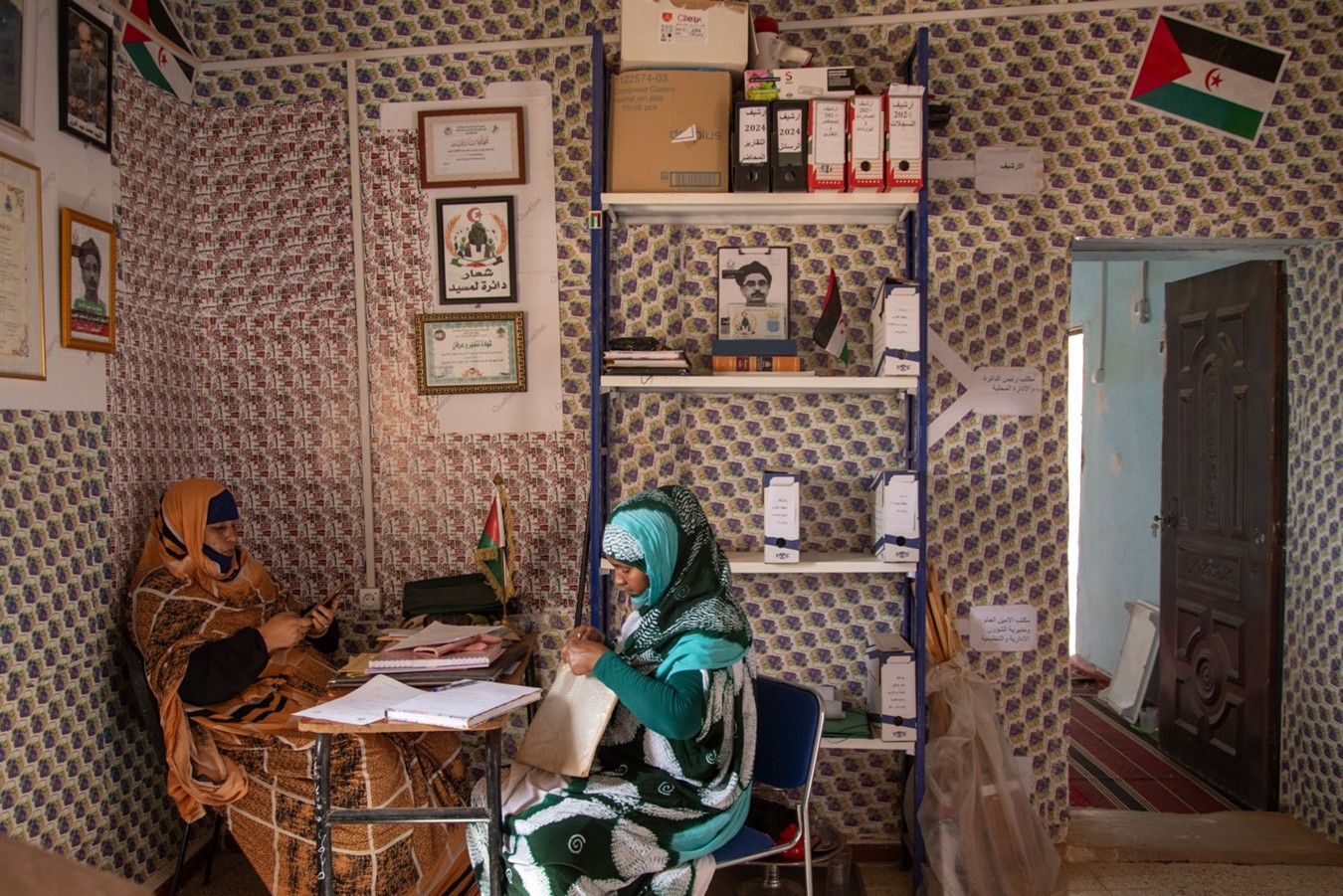 Mama Isa (melfa verde) en su trabajo en la daira Lemsid. Campamentos de refugiados saharauis, Tinduf, Argelia.