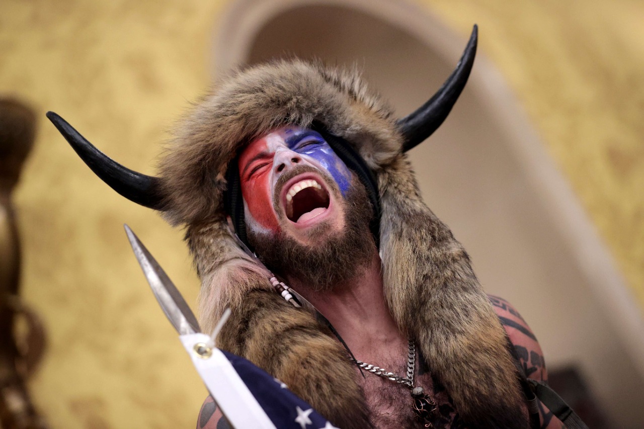 El “chamán QAnon”, ícono de invasión al Capitolio, aspira al Congreso de EE. UU.
