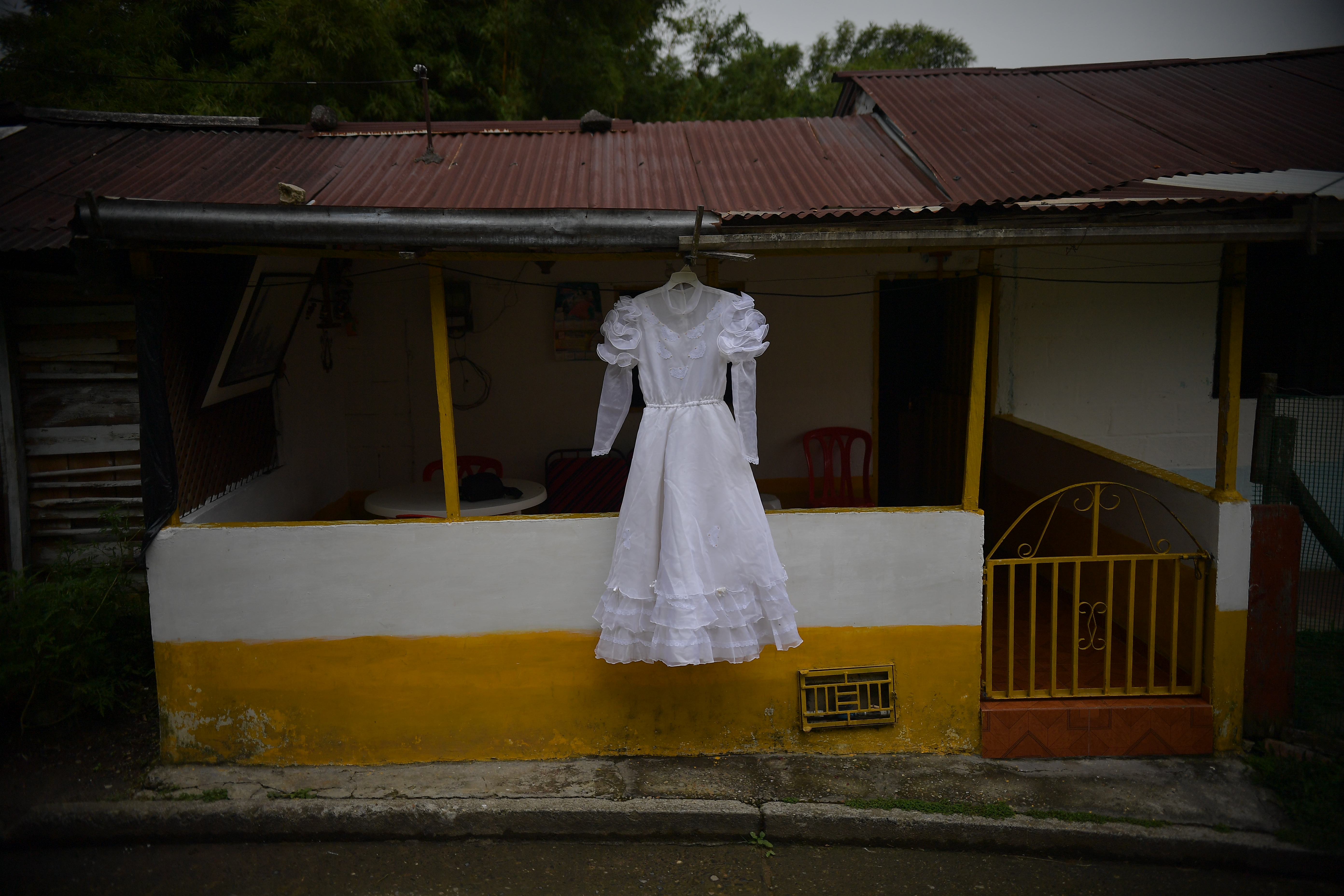 Isaura lleva 22 años guardando el vestido de novia que usó Bebsabet. Cree que su hija fue desaparecida por paramilitares en 2006.