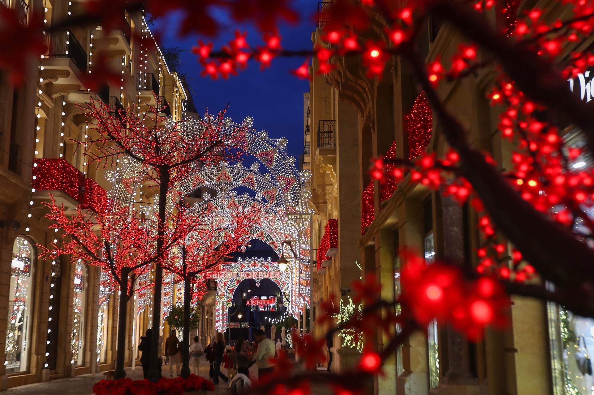 BEIRUT (Lebanon), 10/12/2025.- People view seasonal illuminations on display to celebrate the upcoming Christmas and New Year holidays at Beirut Souks in downtown Beirut, Lebanon, 10 December 2025. (Líbano) EFE/EPA/WAEL HAMZEH