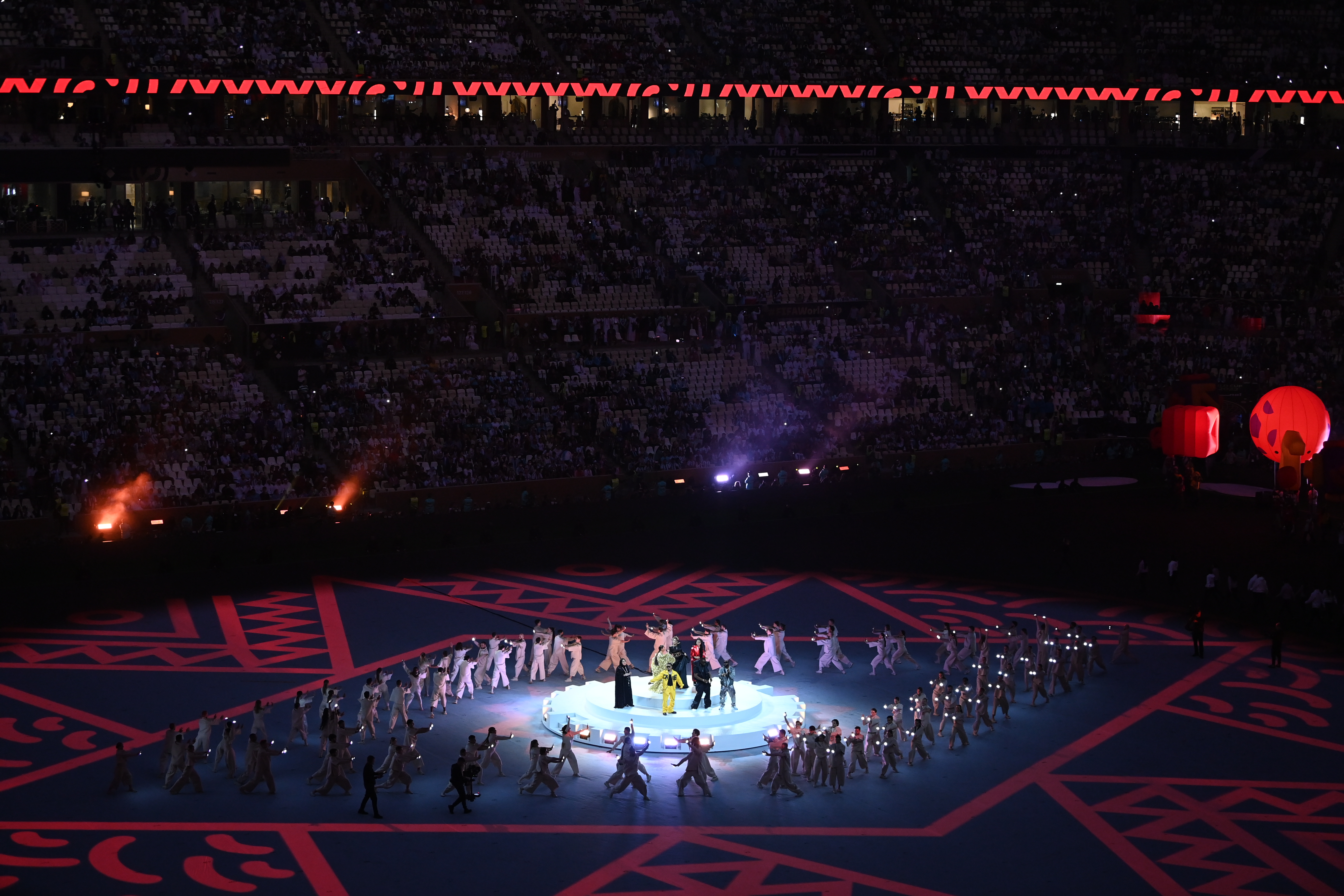 Lusail (Qatar), 18/12/2022.- Artist perform during the closing ceremony before the FIFA World Cup 2022 Final between Argentina and France at Lusail stadium, Lusail, Qatar, 18 December 2022. (Mundial de Fútbol, Francia, Estados Unidos, Catar) EFE/EPA/Georgi Licovski
