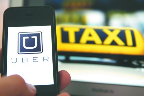 Taxista así defendió su persecución y retención de conductor y pasajera de Uber