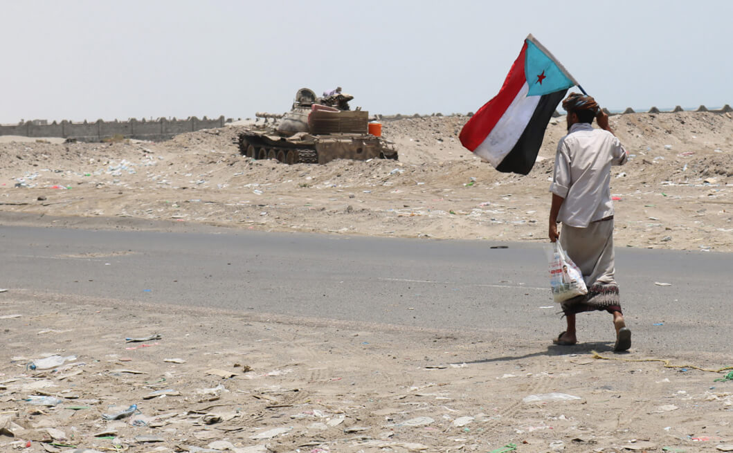 Un militante yemení ondea una bandera separatista mientras camina hacia un tanque en la encrucijada de Fayush-Alam en la entrada este de Adén.
/ AFP