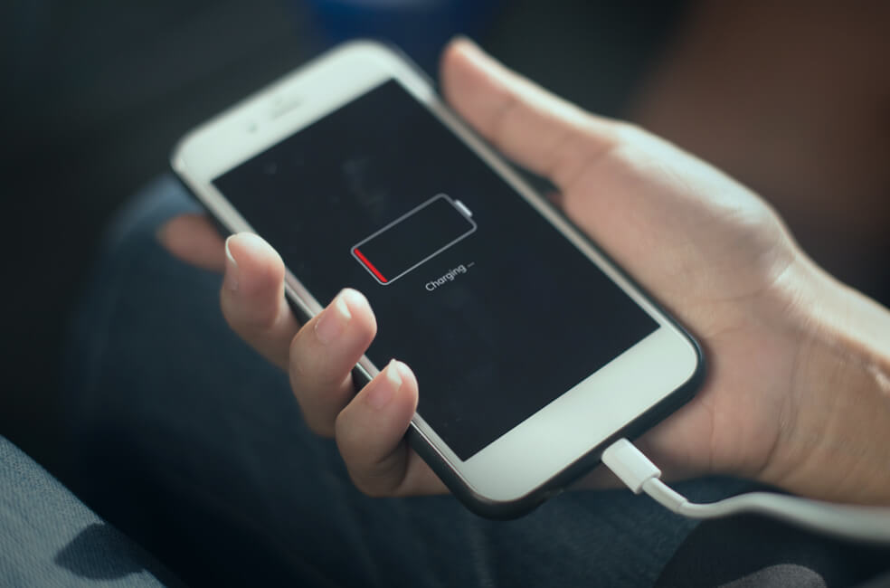¿La batería del celular se daña por dejarla cargando toda la noche?
