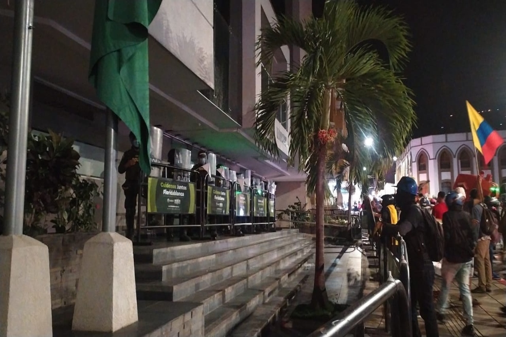 Manifestaciones en Floridablanca terminaron con ataques a la Alcaldía