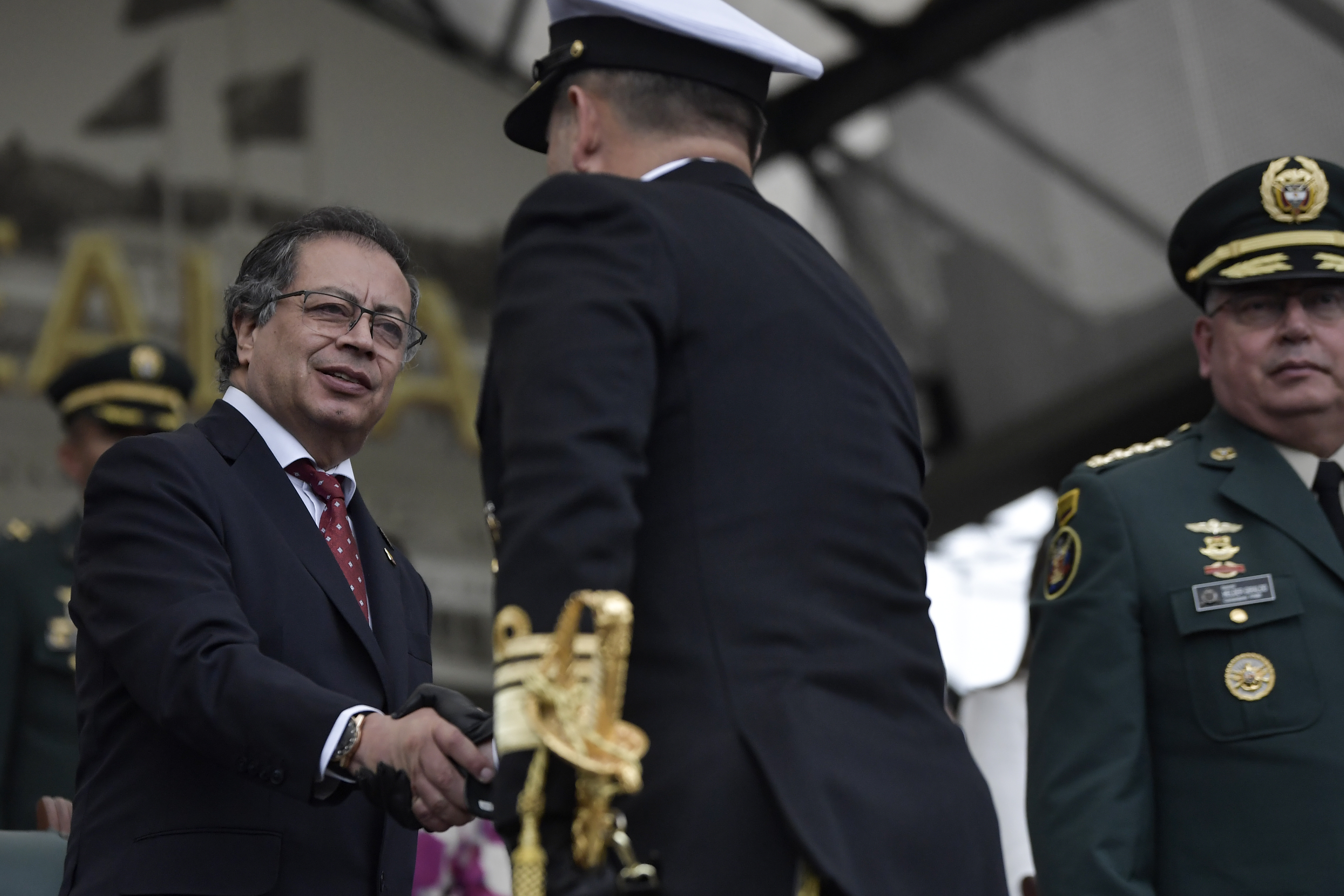 Presidente Petro ordena retiro de general por presuntos nexos con narcotraficantes