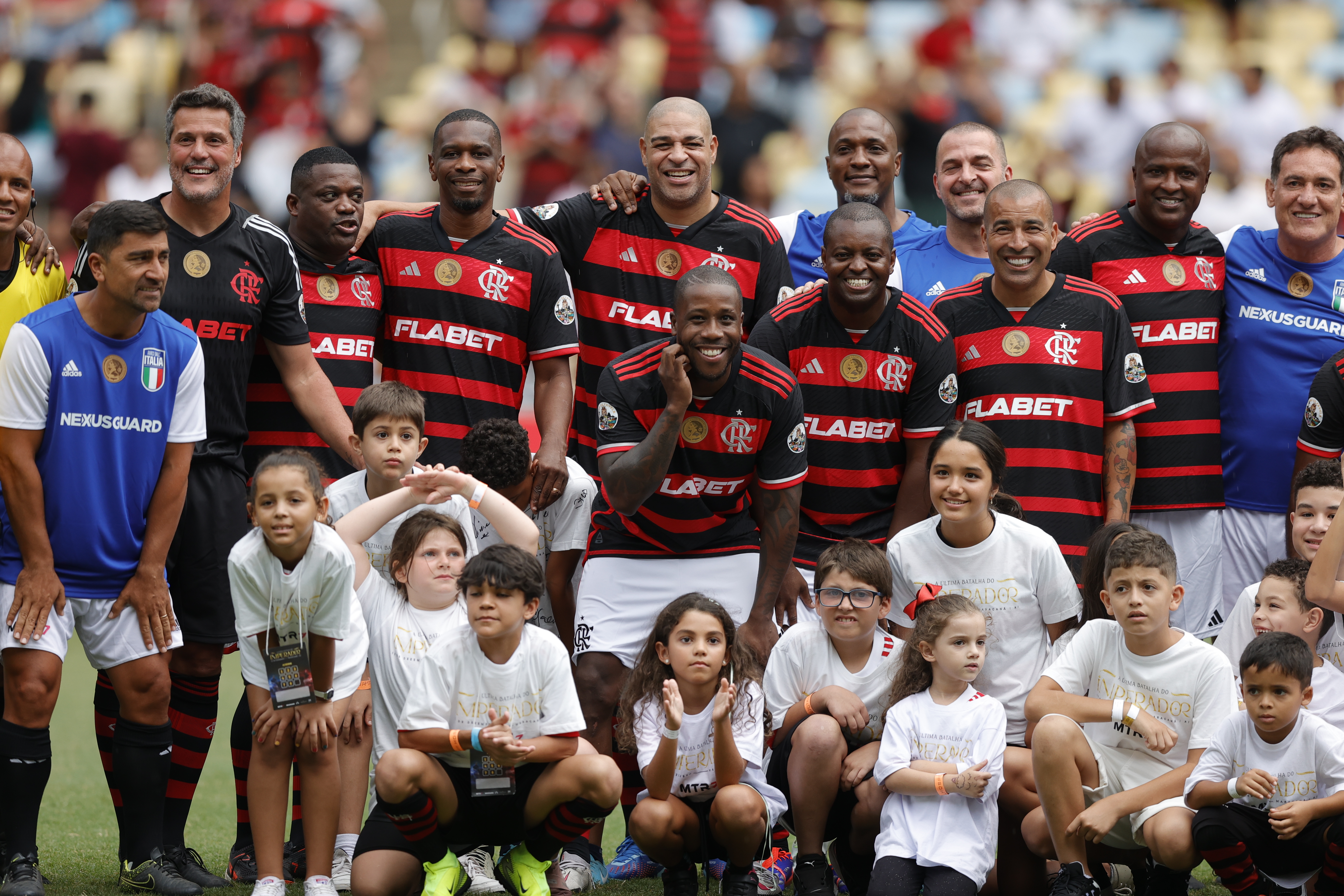 AME5549. RÍO DE JANEIRO (BRASIL), 15/12/2024.- El exfutbolista brasileño Adriano (arriba-c) posa junto aexjugadores este domingo, durante su partido de despedida en el estadio Maracaná, en Río de Janeiro (Brasil). Denominado "La última batalla del Emperador", se jugó en el mítico estadio Maracaná el partido conmemorativo de despedida de Adriano, que contó con la participación de exjugadores como Zico, Romário, y excompañeros del Inter de Milán, así como de otros clubes en los que militó . EFE/ André Coelho