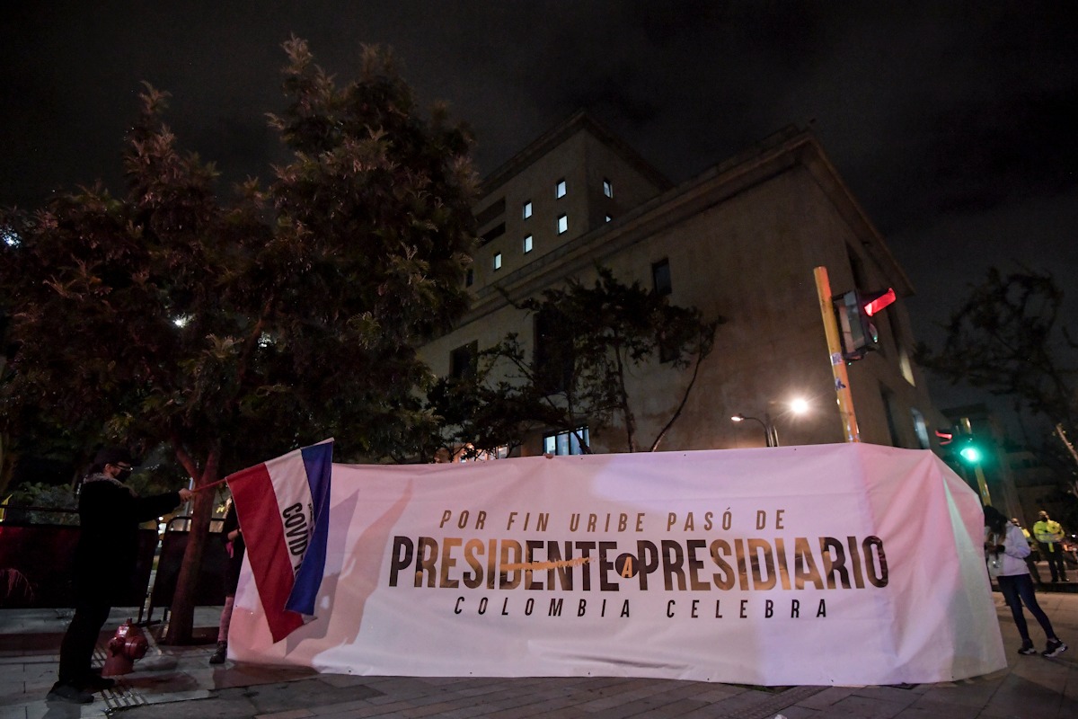 Gente salió al centro de Bogotá a apoyar decisión contra expresidente Uribe