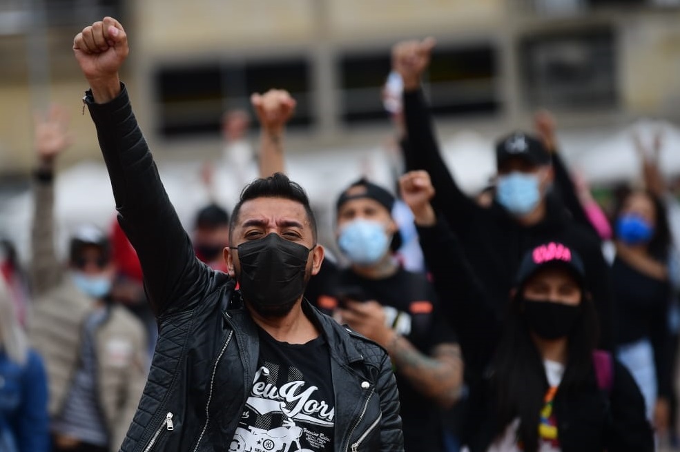 En Bogotá, desde las 9 a.m. decenas de personas que pertenecen a este sector económico, se dieron cita en la calle 85 con carrera 15 (cerca a la zona rosa) para pedir que “no se apague la noche”.