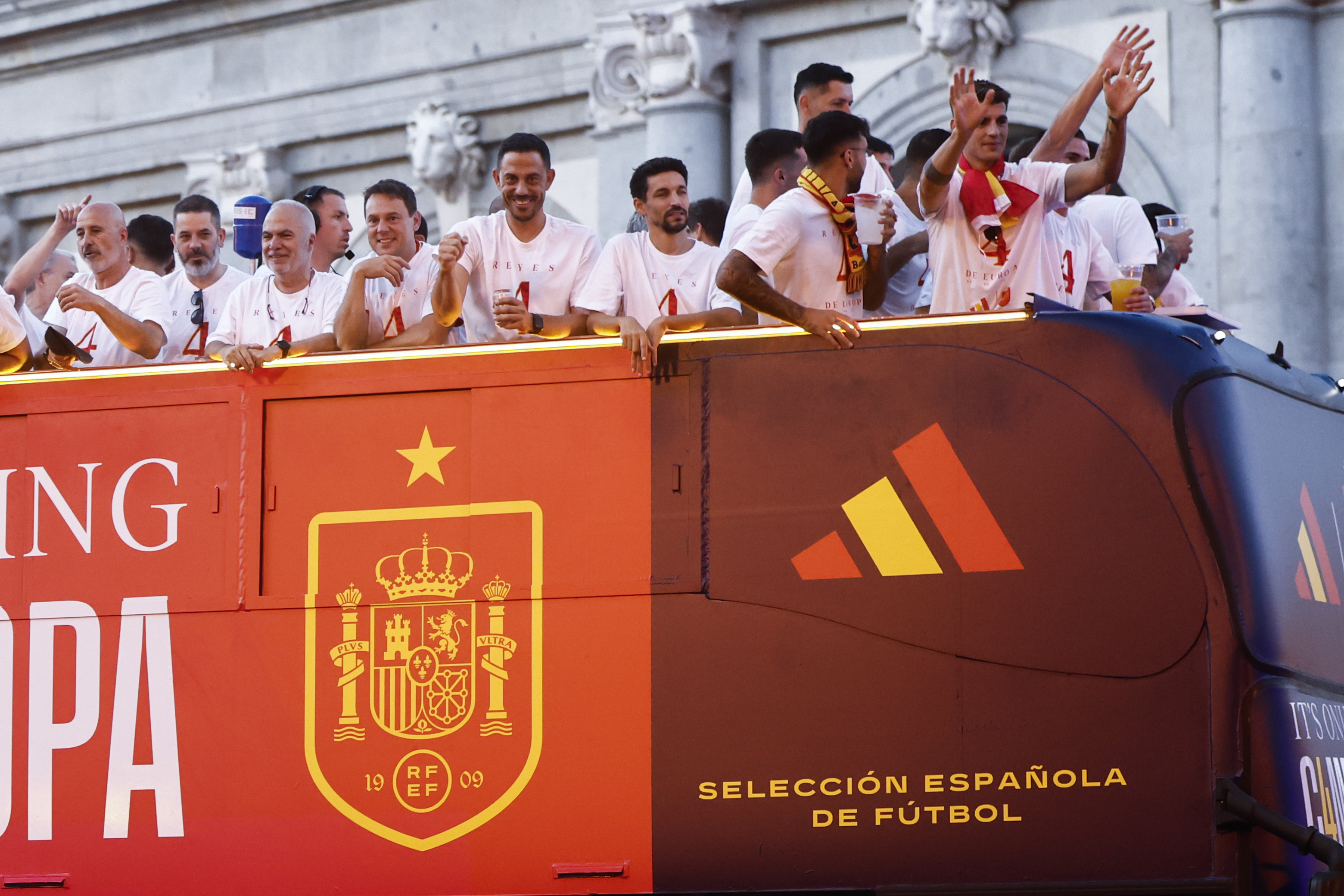 MADRID, 15/07/2024.- Los jugadores de la selección española celebran junto a miles de aficionados este lunes en Madrid, tras conseguir el título de campeones de la Eurocopa al vencer ayer en la final a Inglaterra. EFE/Sergio Pérez