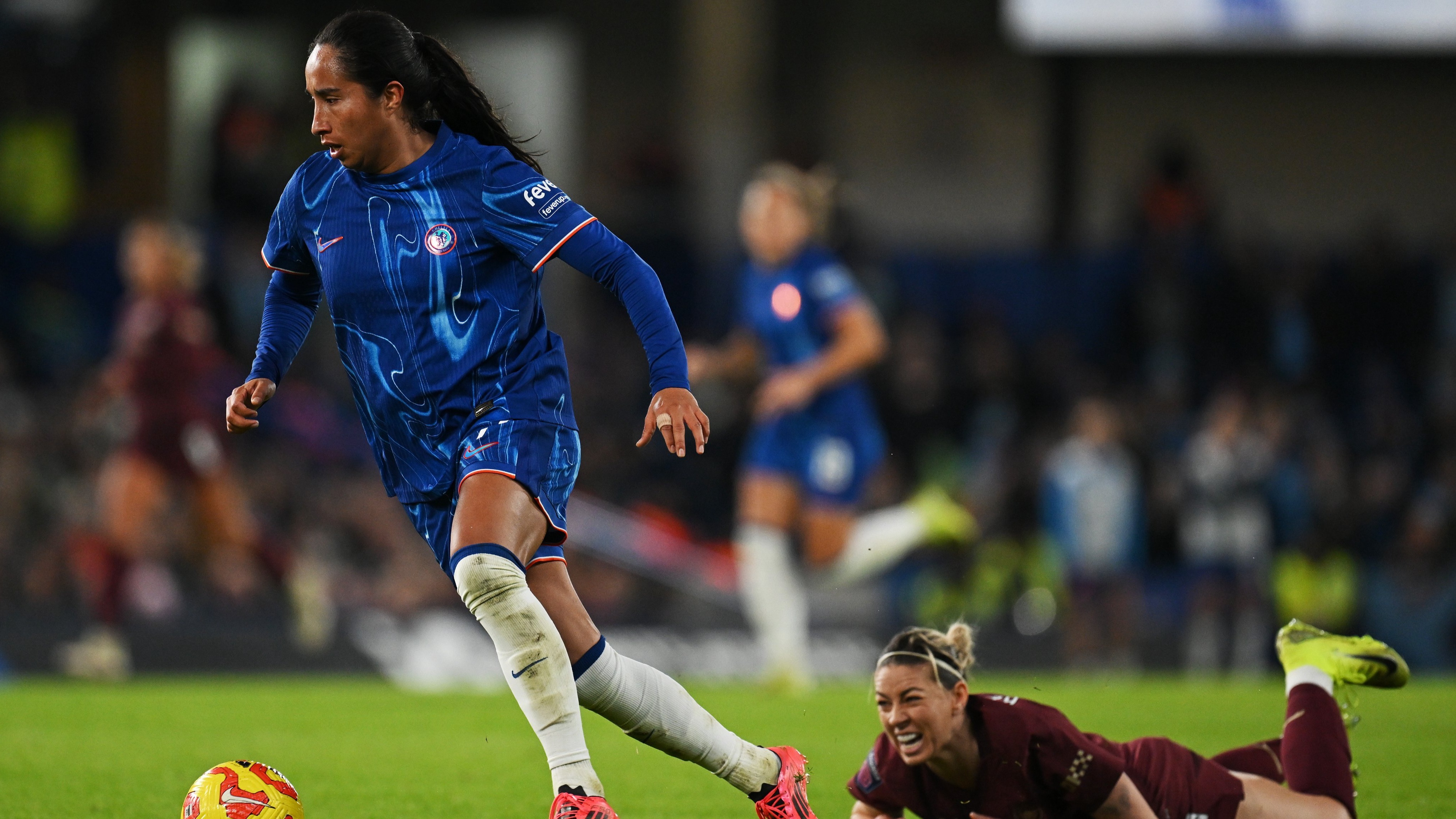Mayra Ramírez, imparable: golazo al Manchester City para poner líder al Chelsea
