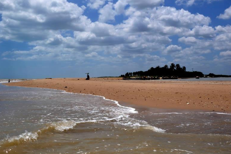 Santuario de Fauna y Flora Los Flamencos
Los visitantes podrán disfrutar de los cielos despejados y el paisaje de la península de La Guajira y, bandadas de flamencos, aves esbeltas de plumaje rosa que dan el nombre a esta reserva natural. Una de las actividades más recomendadas es el recorrido en bote por la laguna Navío Quebrado.