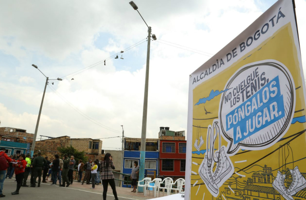 ¿Por qué hay colgados zapatos en los cables de luz de Bogotá?