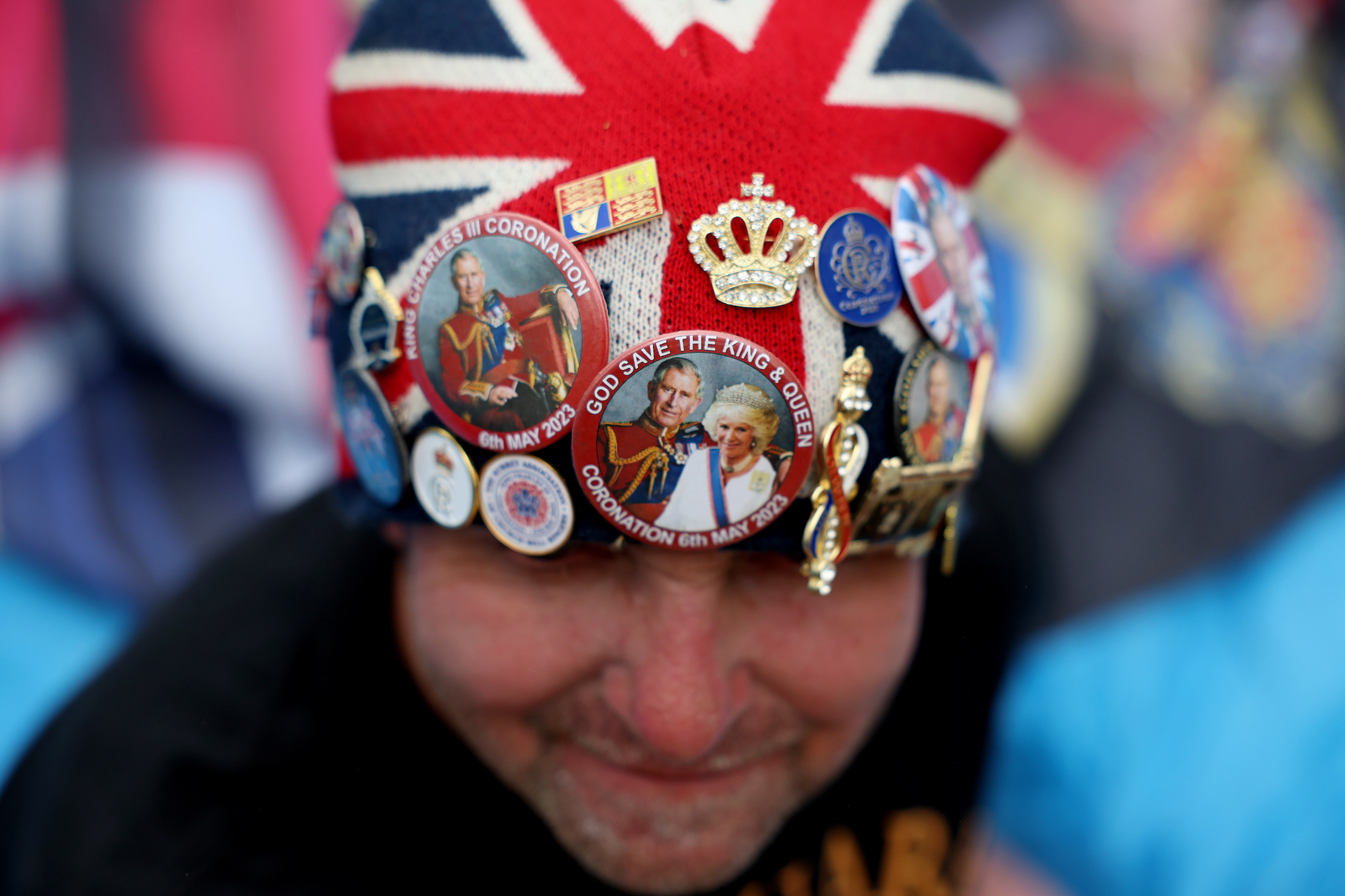 London (United Kingdom), 04/05/2023.- A fan of the Royal family displays his collection of badges on The Mall in London, Britain, 04 May 2023. Britain's King Charles III's Coronation takes place at Westminster Abbey in London on 06 May 2023. (Reino Unido, Londres) EFE/EPA/CATHAL MCNAUGHTON