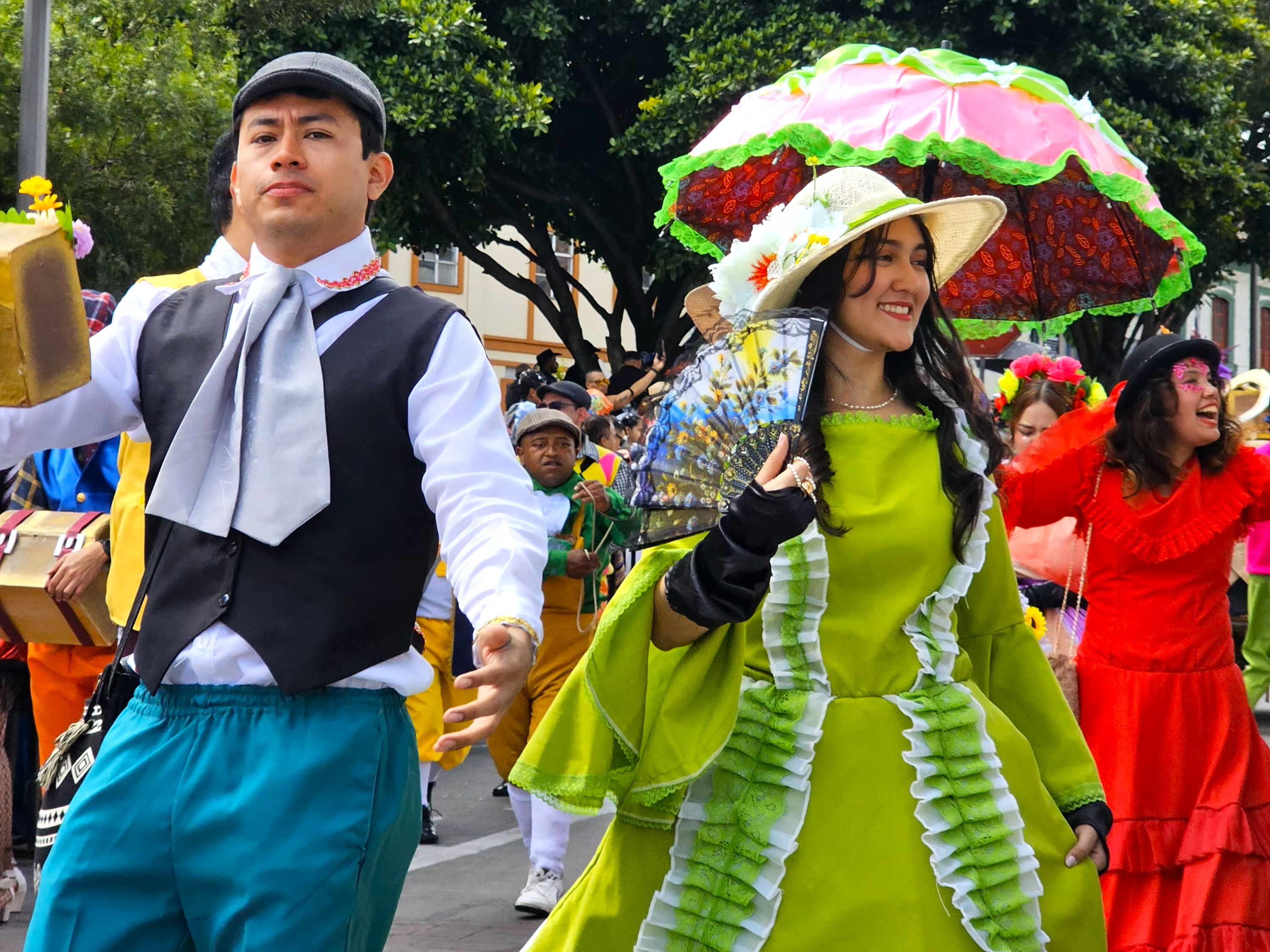 Más de 20 comparsas y colectivos artísticos recrearon oficios, personajes y escenas cotidianas que forman parte de la identidad regional.