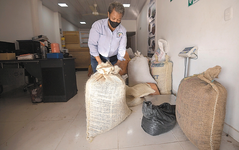 Mirta López, con un saco de cacao de la asociación. / Mauricio Alvarado