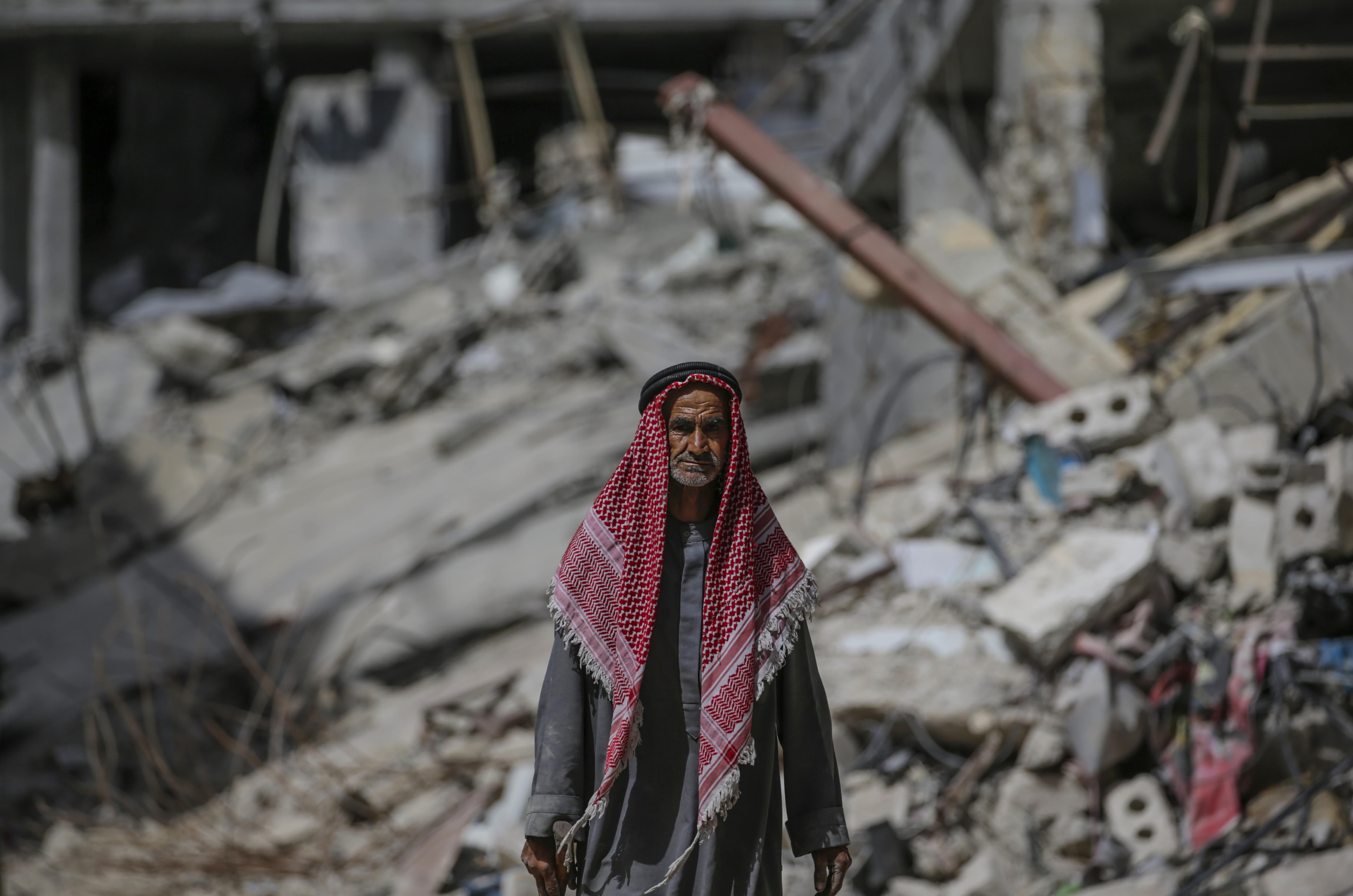 Khan Younis (---), 22/04/2024.- Destroyed buildings as Palestinians return to Khan Younis after the Israeli military pulled out troops from the southern Gaza Strip, 22 April 2024. More than 34,000 Palestinians and over 1,450 Israelis have been killed, according to the Palestinian Health Ministry and the Israel Defense Forces (IDF), since Hamas militants launched an attack against Israel from the Gaza Strip on 07 October 2023, and the Israeli operations in Gaza and the West Bank which followed it. EFE/EPA/MOHAMMED SABER