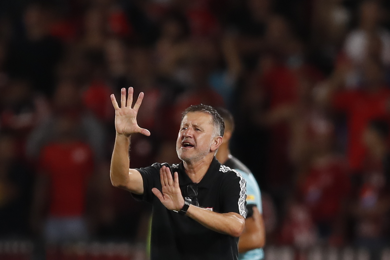AMDEP7964. CALI (COLOMBIA), 16/03/2022.- El entrenador de América Juan Carlos Osorio dirige hoy, en un partido de la Copa Sudamericana entre América y Deportivo Independiente Medellín (DIM) en el estadio Pascual Guerrero en Cali (Colombia). EFE/Ernesto Guzmán Jr.
