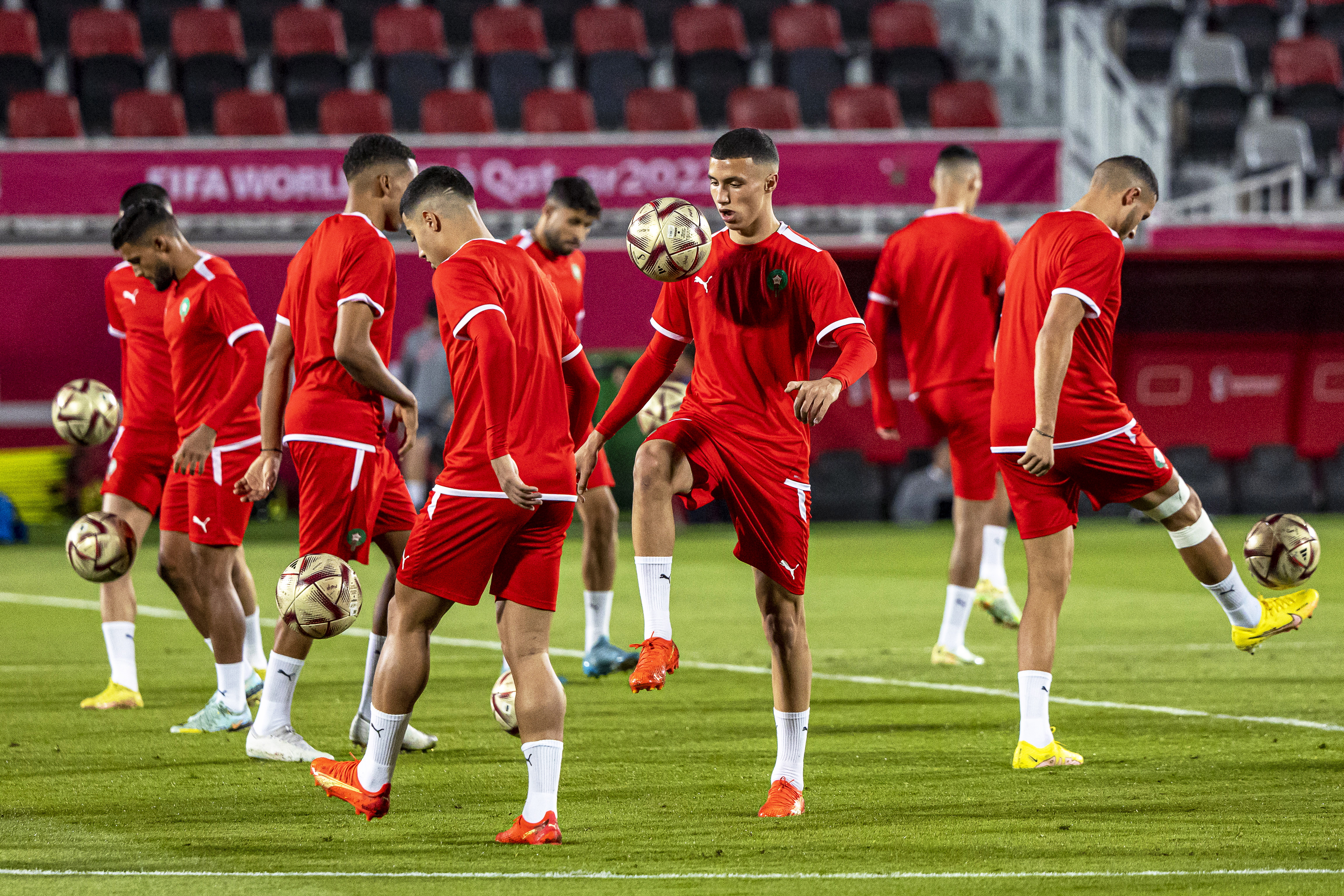 Doha (Qatar), 13/12/2022.- Players of Morocco attend their team's training session in Doha, Qatar, 13 December 2022. Morocco will face France in their FIFA World Cup 2022 semi final soccer match on 14 December 2022. (Mundial de Fútbol, Francia, Marruecos, Catar) EFE/EPA/MARTIN DIVISEK