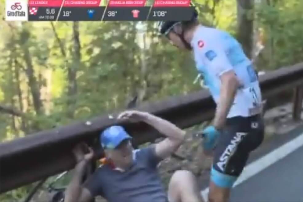 Superman López cogió a golpes al aficionado que lo hizo caer