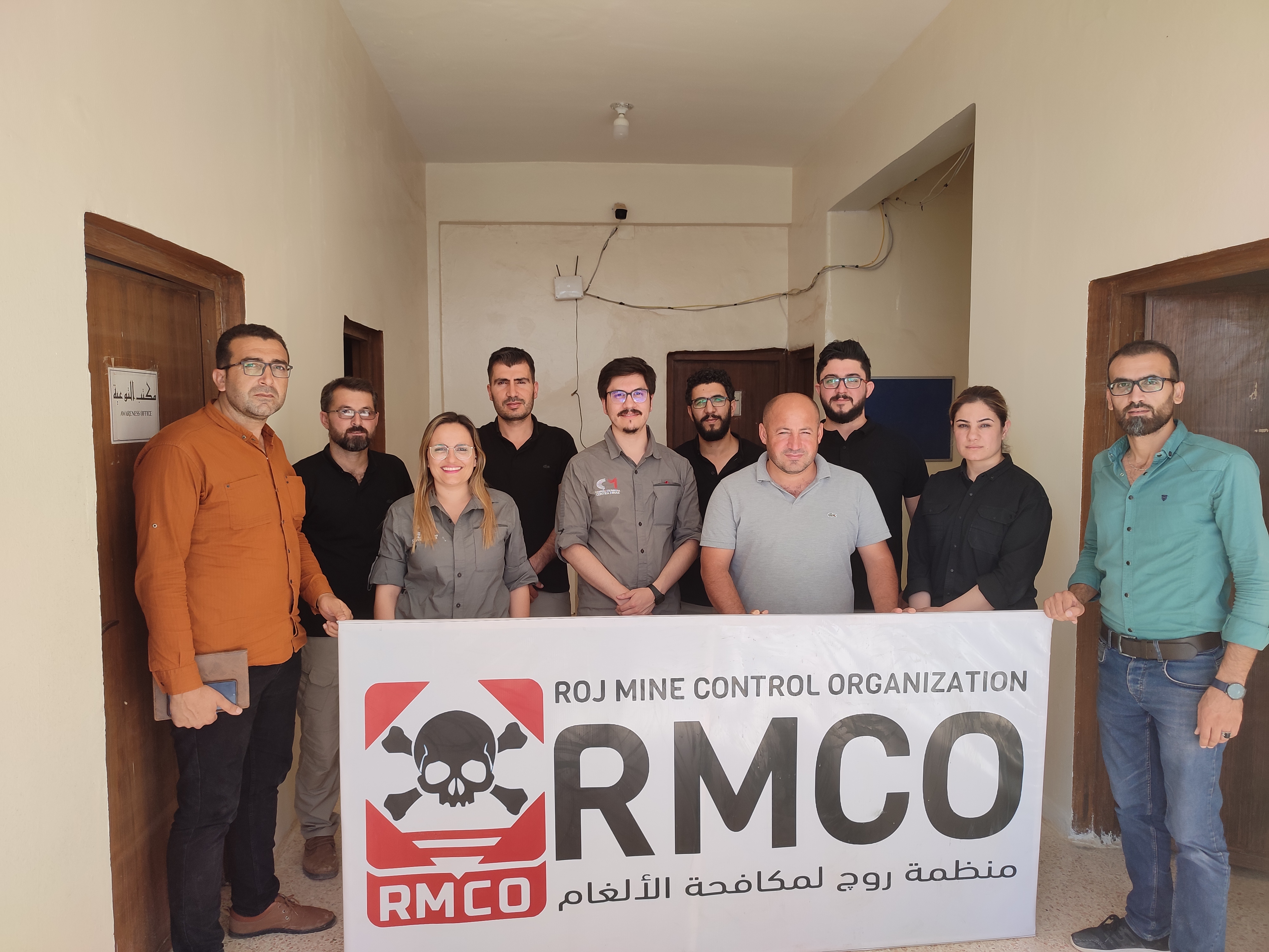 Delegación de la Campaña Colombiana Contra Minas en un taller el 1 de julio de 2022 en Siria con la organización Roj Mine Control Organization.
