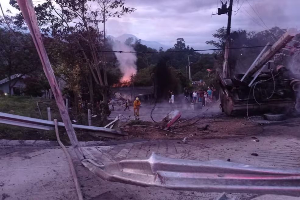 Choque de camión cisterna en la vía Bogotá – Girardot: reportan dos personas muertas