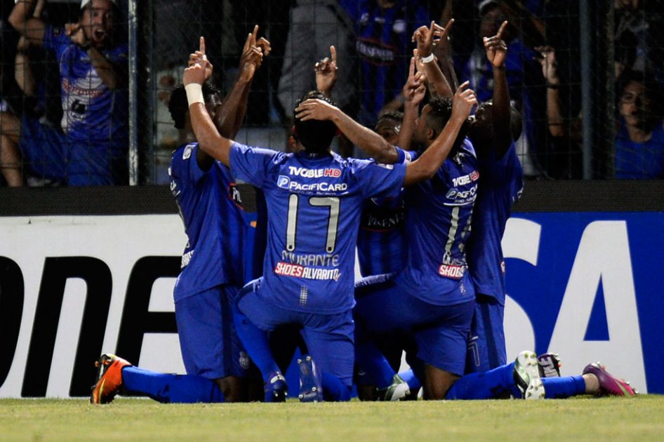 Con dudoso penal, Emelec derrotó a Fluminense