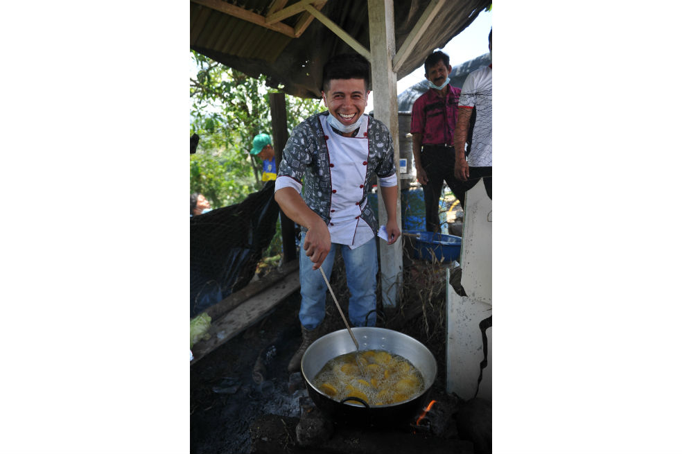 El pizzero que les cocina a los damnificados en Mocoa