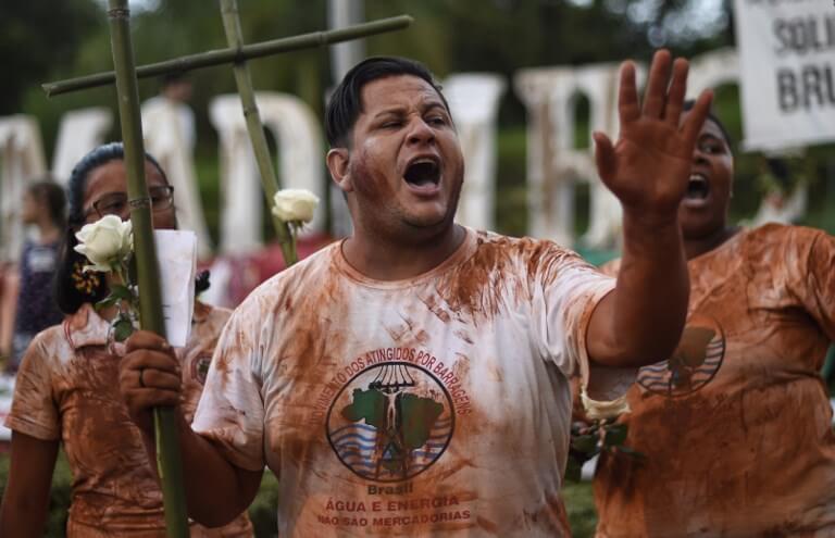 Familiares recuerdan a víctimas del colapso de dique en Brasil tras un mes de la tragedia