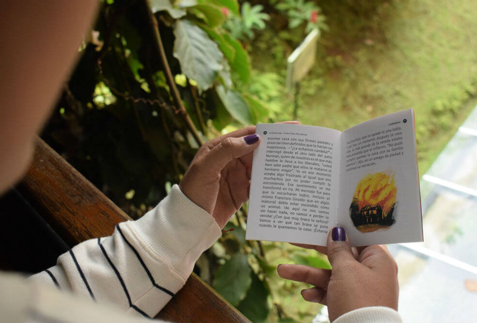 ¿Quiénes llevan en el bolsillo los cuentos de escritores espontáneos de Medellín?