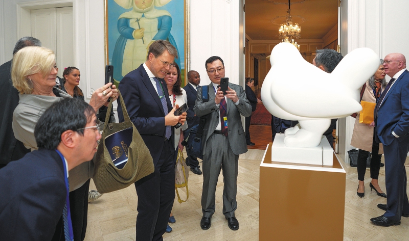 Los miembros del Consejo de Seguridad de la ONU con la escultura de la Paloma de la paz, del artista Fernando Botero,  en la Casa de Nariño.  