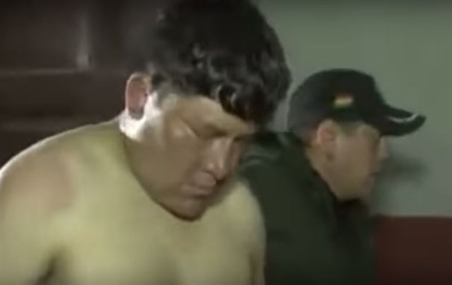 Diputado se desnudó luego de que se le impidiera abordar un avión