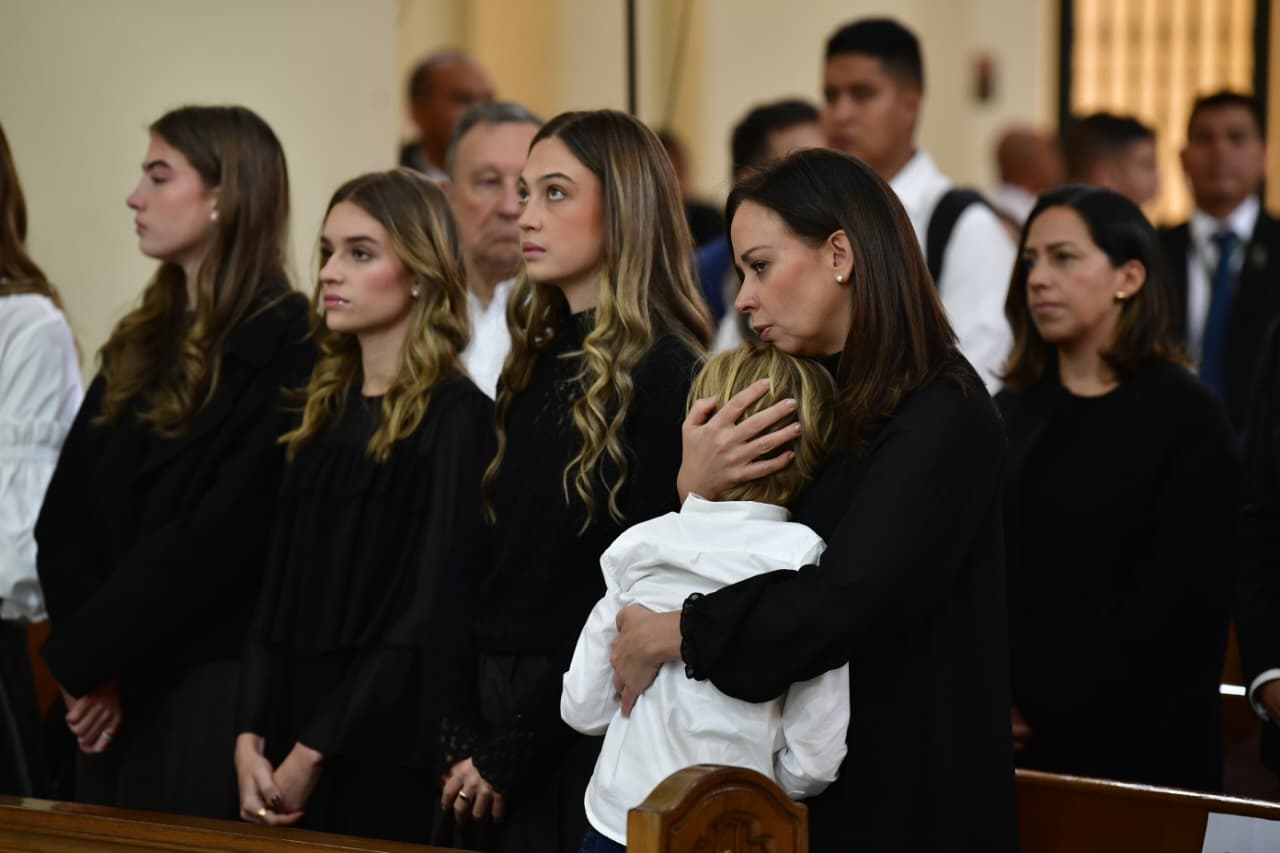 Tras un año de la muerte de Miguel Uribe Turbay, su familia junto a varios congresistas realizaron un homenaje a la memoria del senador en la Parroquia La Inmaculada Concepción, para luego develar su monumento en el antiguo parque “El Golfito”, que ahora lleva su nombre.
