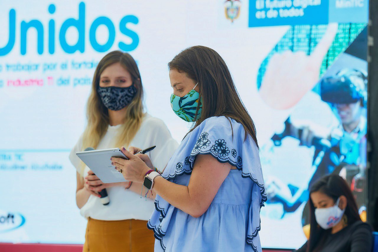 La ministra TIC, Karen Abudinen, firma el convenio con Ximena Duque, presidenta ejecutiva de Fedesoft.