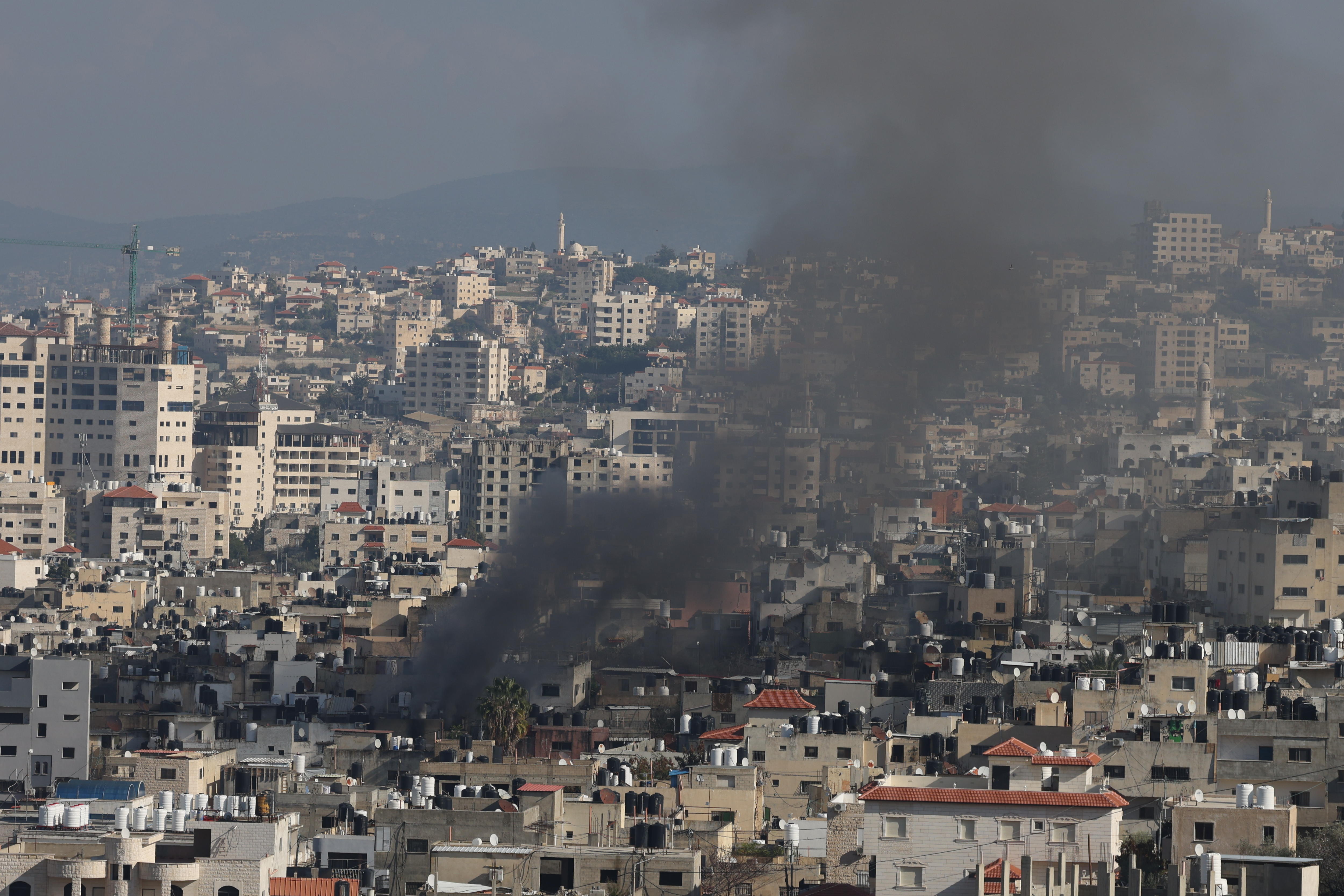Jenin (-), 24/01/2025.- Smoke rises on the fourth day of an Israeli military operation in the West Bank city of Jenin, 24 January 2025. The Israeli military launched a 'counterterrorism operation' in Jenin on 21 January 2025, resulting in at least 12 Palestinian deaths and more than 50 injuries, according to the Palestinian Ministry of Health. (Terrorismo, Yenín) EFE/EPA/ALAA BADARNEH