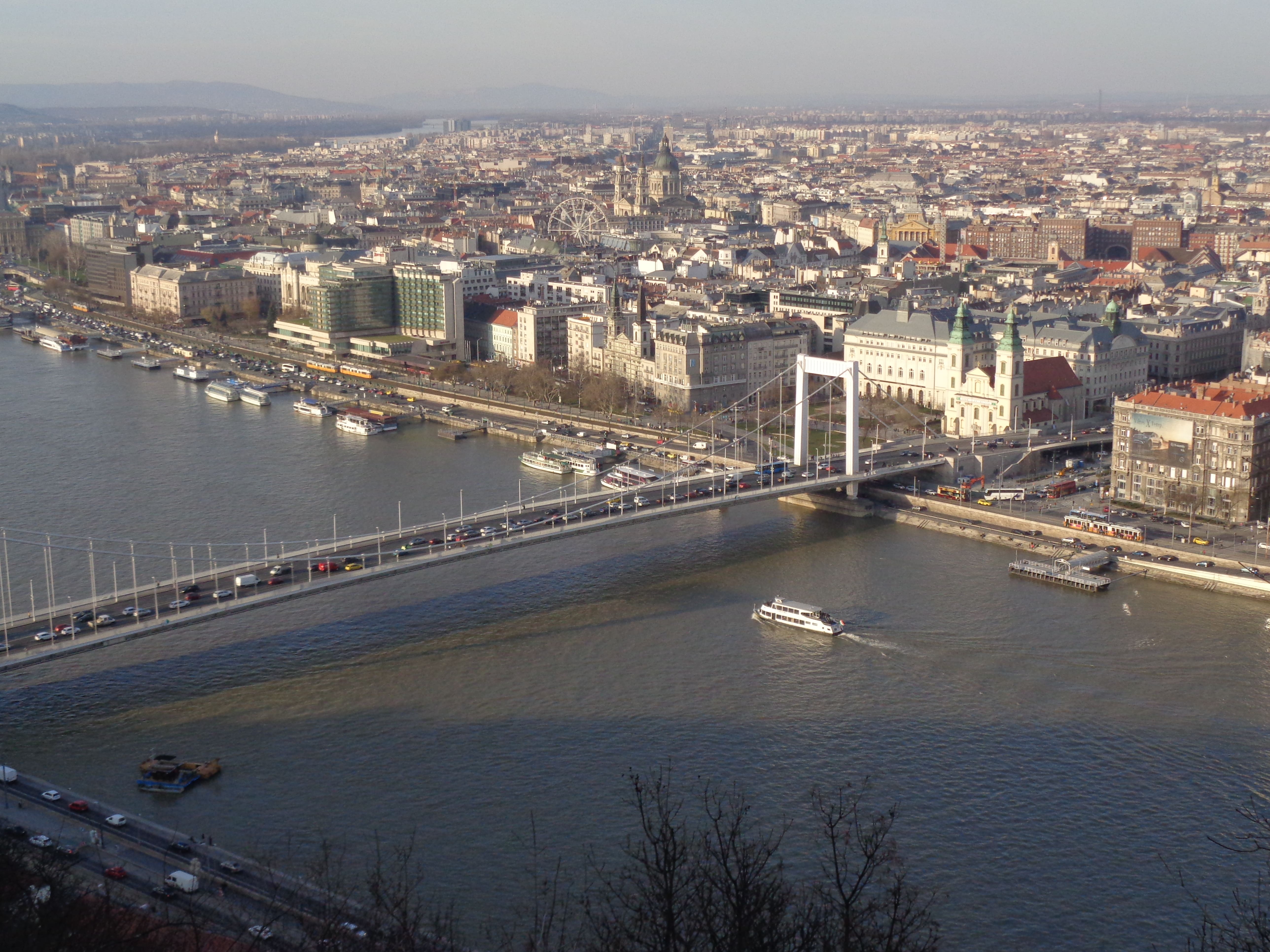 Panorámica del Danubio, desde el monte Gellért. Único río del mundo que atraviesa cuatro capitales Viena, Bratislava, Budapest y Belgrado.