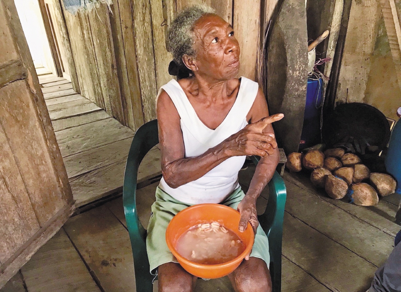 María Delia Waitoto Bonilla cocinando viche. / Leonor Espinosa