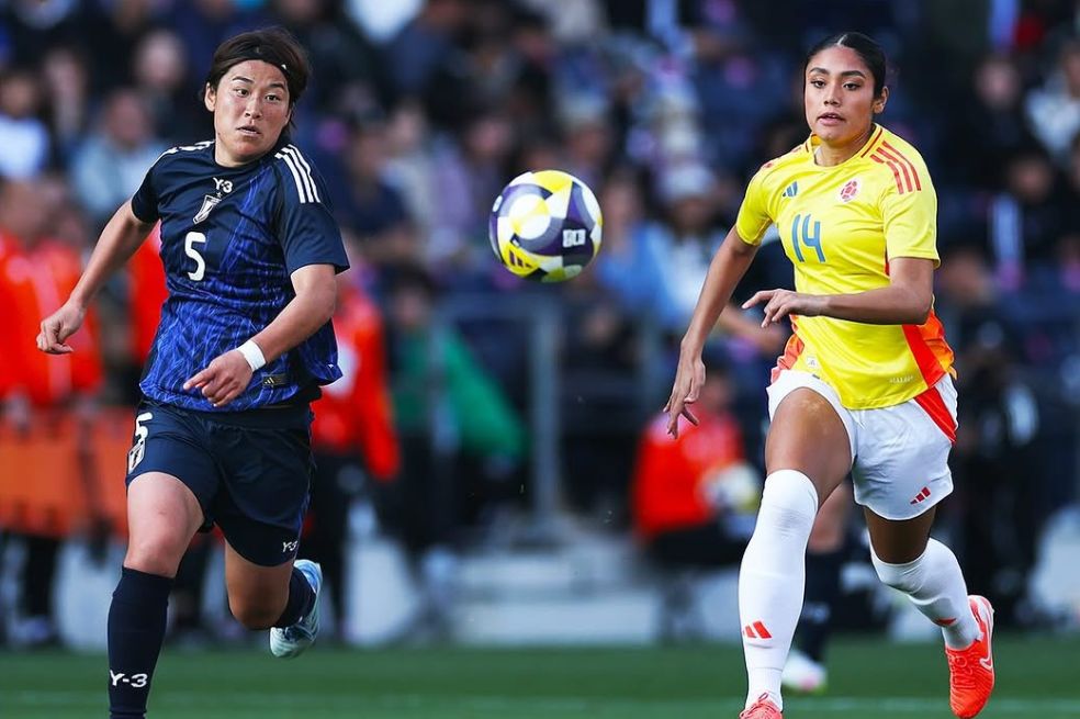 La colombiana Ángela Barón disputa un balón con la japonesa Hana Takahashi.