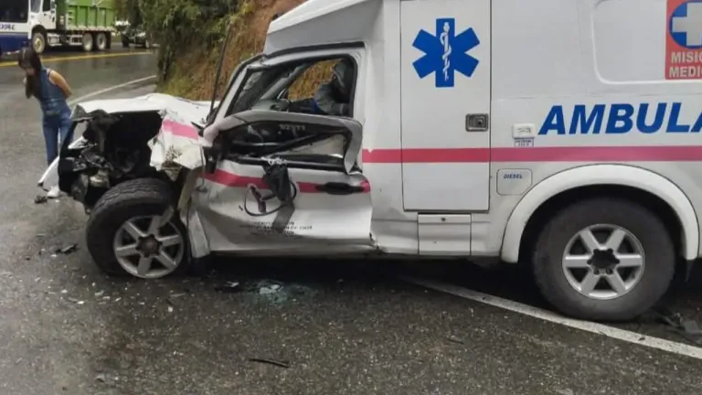 Choque entre tractocamión y ambulancia dejó dos heridos en vía a Medellín